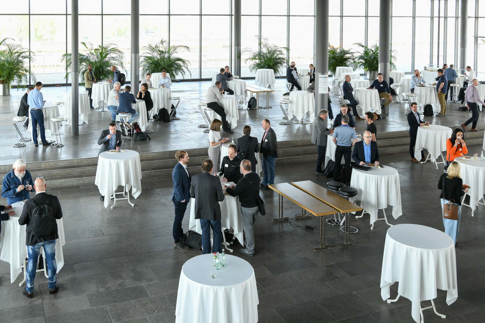 Buildingsmart Anwendertag Foyer mit Personen an weißen Tischen